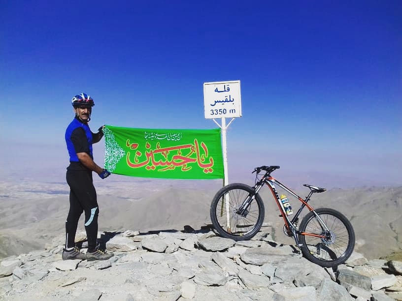  محمد لک صعود کننده با دوچرخه:پرچم حسینی را بر فراز سه قله ی کشور به اهتزاز درآورد