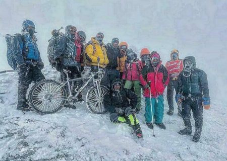 فتح قله آرارات با دوچرخه توسط کوهنوردان دورودی