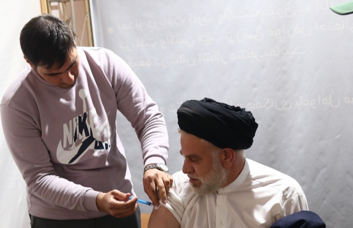 تزریق دوز دوم واکسن کرونا توسط امام جمعه دورود