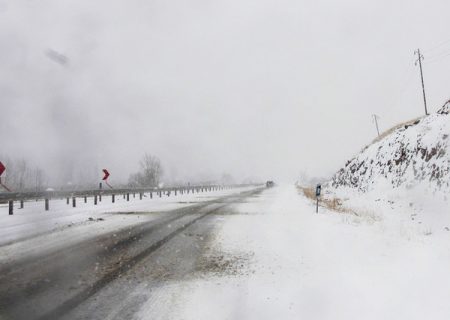 برف و کولاک شدید در جاده های لرستان/جلوگیری از تردد غیرضروری در جاده ها