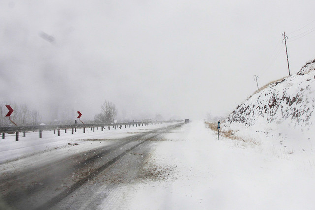 برف و کولاک شدید در جاده های لرستان/جلوگیری از تردد غیرضروری در جاده ها