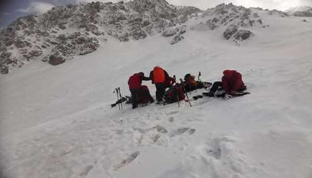 دو کوهنورد گرفتار در ارتفاعات اشترانکوه نجات یافتند